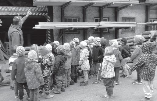 Da wir dieses Mal in unserer Waldwoche sehr viele Waldfahrzeuge beobachten konnten, wie sie Bäume absägten, zerkleinerten und auch abtransportierten.