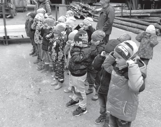 Es war eine tolle Sache, es den Kindern gleich vor Ort zeigen zu können, wie schnell aus einem Baum große und kleine Holzpfähle, Zäune und auch