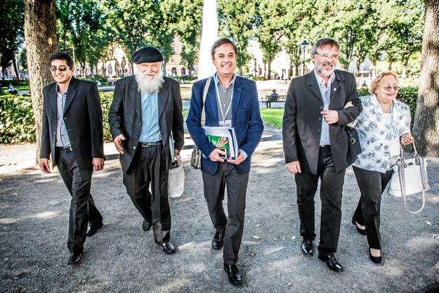 En grupp Argentinare besöker sina förfäders Sverige för första gången. Ernesto Martins, Hugo Sand Pettersson, Carlos Lindström, Juan Hultgren och María Pettersen på promenad på Karlavägen.
