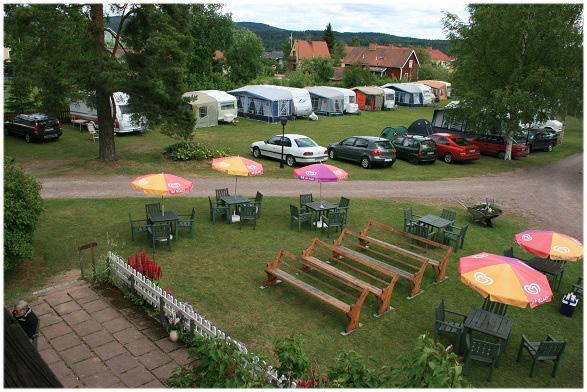 Café Solvi Solvi ligger centralt i Leksand med gångavstånd till centrum och erbjuder en lugn och avkopplande miljö med sin härliga stora trädgård där vi har camping och det populära Café Solvi.