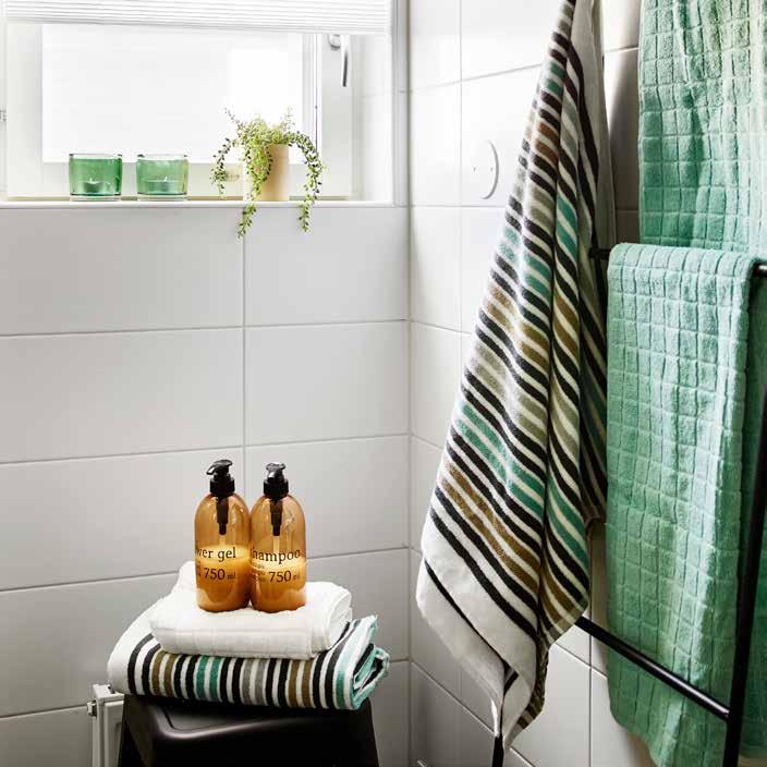 BADRUM Smakfullt duschrum i modern och ljus design. Plafond i tak, stilrent blankt kakel och tidlöst grått klinkergolv gör komforten total.