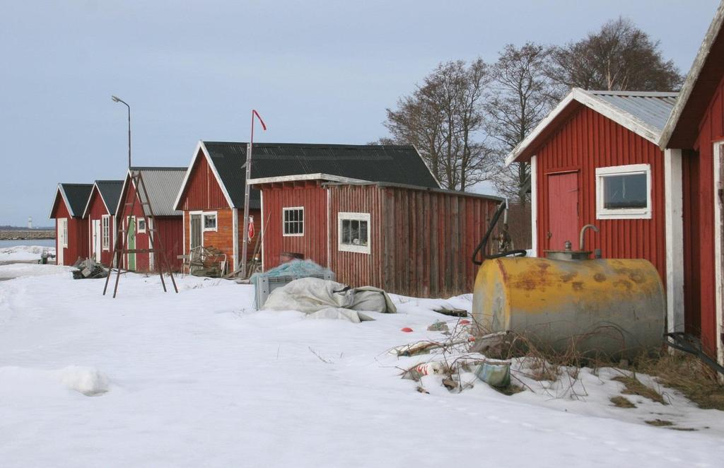 Några av sjöbodarna vid Ekenabben. Garpahamnen Hasslö Tar man en tur ut mot Hasslö ska man också stanna till och spana av området kring bron.