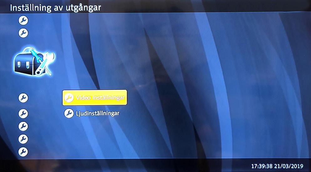 Konfiguration - Inställning av utgångar Denna meny innehåller verktyg där du kan göra personliga inställningar. Du kan ändra bildformatet, språk, funktionssätt och uppdatera mottagarens mjukvara.
