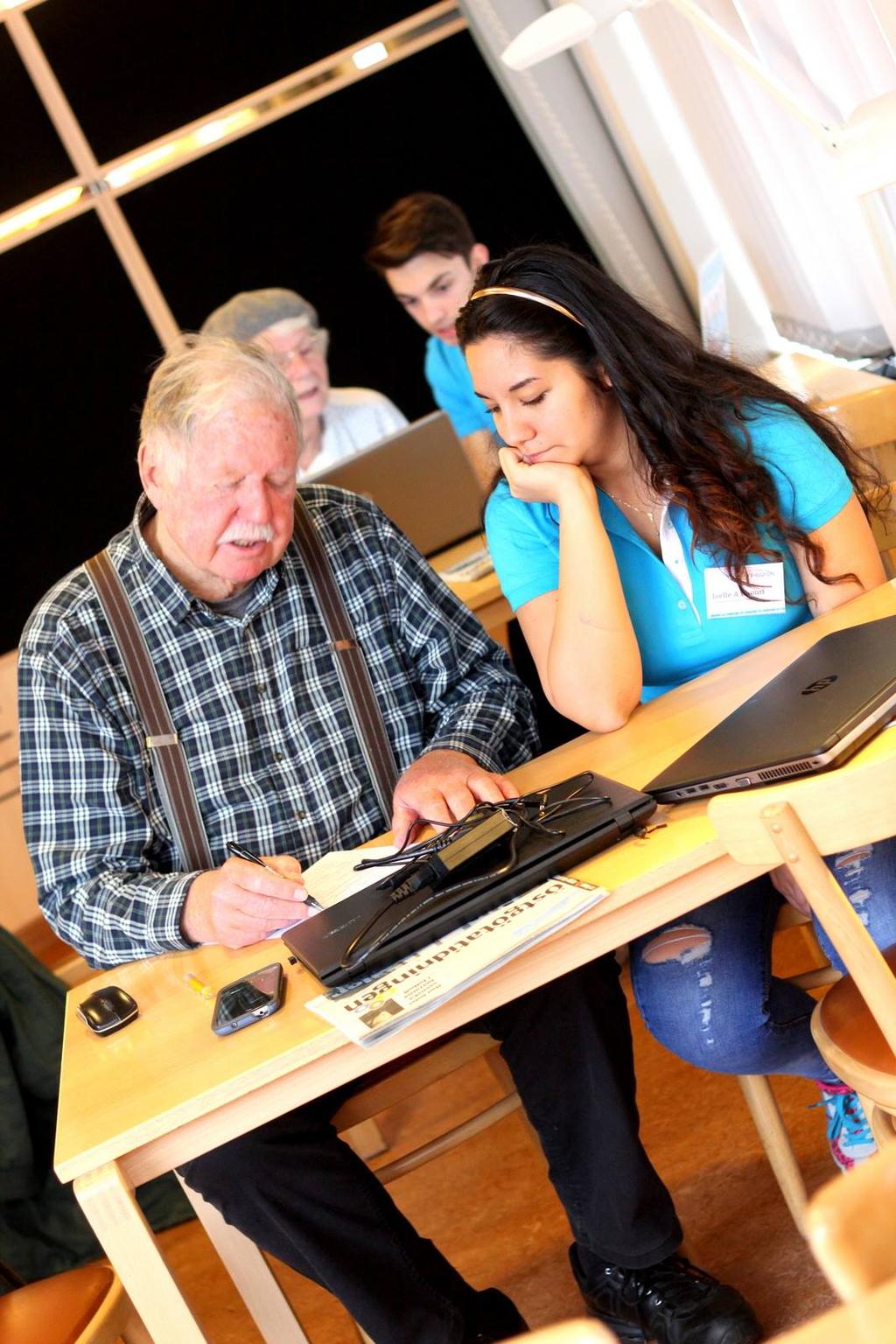 Jag gillar att hjälpa våra besökare, ha roligt och att få lära ut hur seniorer kan surfa Gratis IT-support Språkträning Internet-inspiration Första jobbet