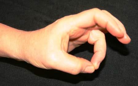 Alla fingrarnas leder skall vara lätt böjda när fingertopparnas möts, och du ska