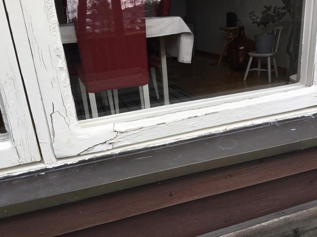Fönster (Söderläge) Rötskador. I trä som har rötskador så försämras hållfastheten.