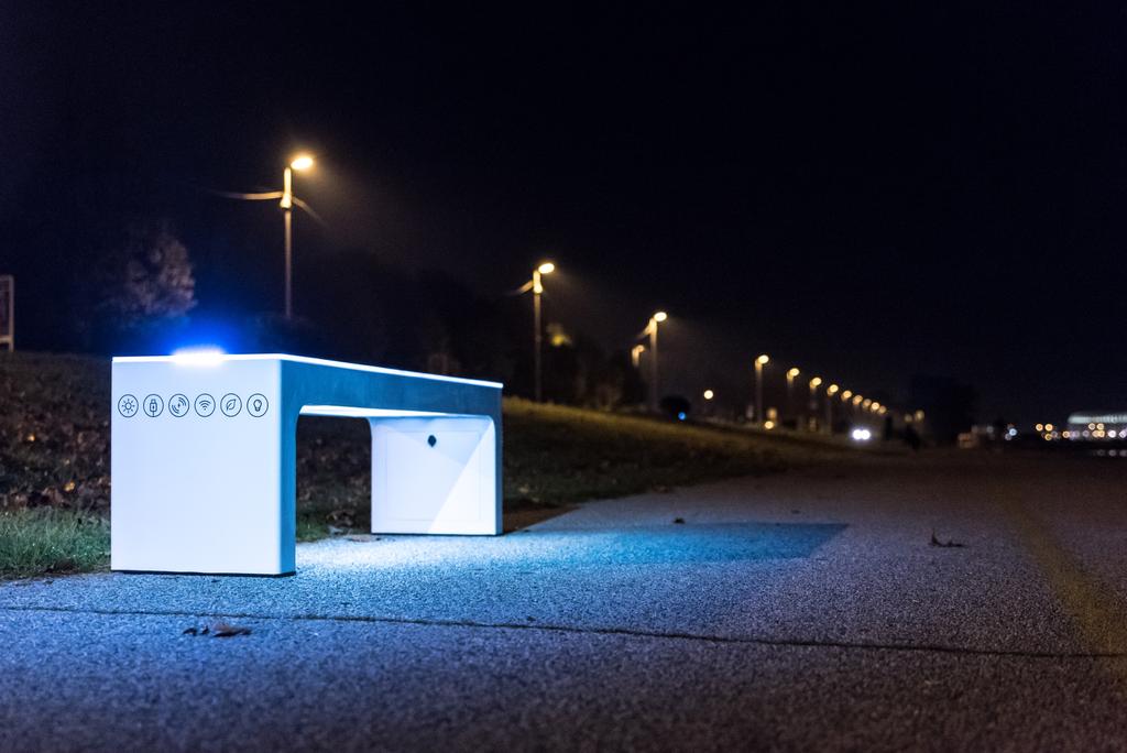 Smartare parkbänk Den innovativa idén bakom Steora är dess eﬀektiva återanvändning av solenergi, och generar en Wi-Fi zon i oﬀentlig miljö samt tillgång till laddning av mobila enheter.
