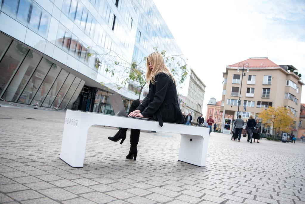 Solcellsdriven Den smarta bänken har en specialutvecklad svart solcellsmodul som återanvänder solenergin till bänkens funktioner och ger trådlöst Wi-Fi och laddning av enheter.