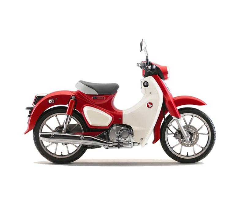 Chassi En varsam utveckling av den klassiska, stilrena S uper Cub-designen, plus LED-belysning runtom Lättkörd m ed bekväm körställning och sm idiga och stab ila köregenskap er Längre fjäd ringsväg,