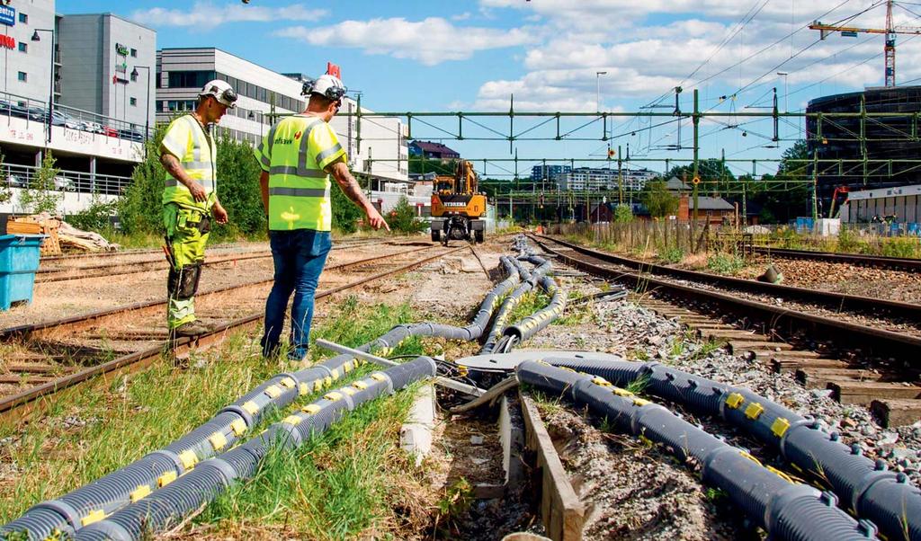PIPES FOR LIFE PIPELIFE Infratek lägger Divio i Sundbyberg Man river Sundbybergs bangård som ett led i utbyggnation av Mälarbanan från två till fyra spår.