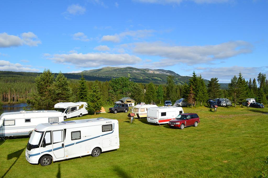 Vi stannar på Trysil Hyttegrend och Camping cirka 2 km söder om Trysil centrum och campingen ligger idylliskt vid Trysilsälven med utsikt på Trysilsfjället.