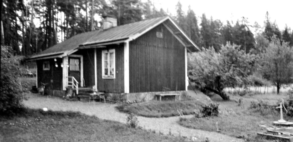 Banvaktstugan uppfördes 1876. Den rymde ett rum, kök och förstuga. På gaveln hänger skylten "757". Huset revs under 1980-talet. Då fanns ännu kvar några fruktträd och en almberså.