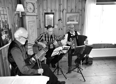 Födelsedagsfirande på Klint Den strålande soliga eftermiddagen den 21 feb. var det födelsedagskalas på hembygdsgården Klint med anledning av att Börje Sandén fyllt 90 år.