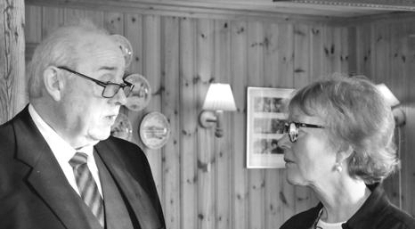 Kalasets värdinna Sophie Hedin hälsade samtliga gäster välkomna i hembygdsgårdens kammare och föreslog en skål för födelsedagsbarnet samtidigt som hela församlingen sjöng ja må han leva till musik av