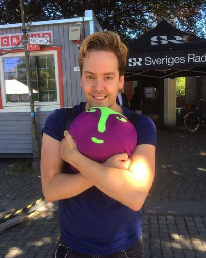 Vegonorms maskot Vegomårran från vänster med: Tidningen VEGOs grundare Mattias Kristiansson, kultur- och demokratiminister