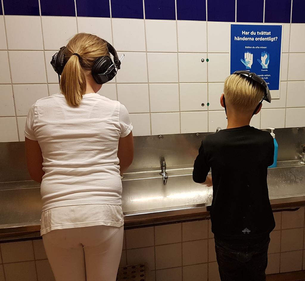 I filmen besöker Meja och Mart en gård. Förstås tvättar de händerna både före och efter besöket. Foto: Tanja Strand, SVA.