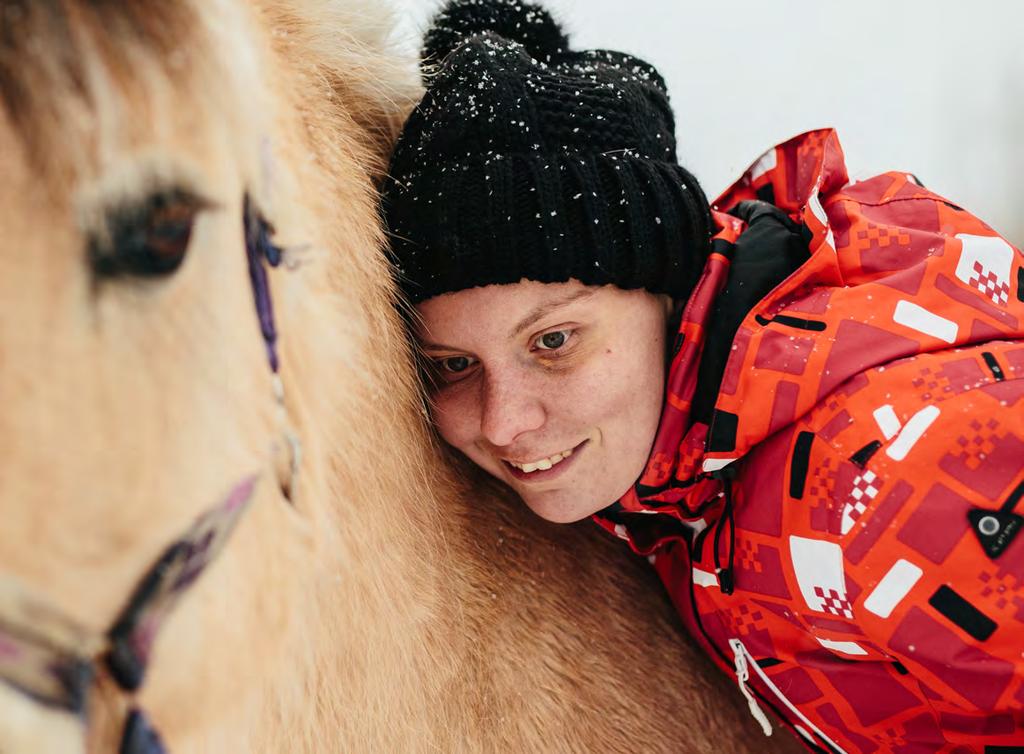 Offentliga socialtjänster ÅRSBERÄTTELSE 2018 Nina Hyvönen Här har Nina en plats i livet och hon får precis rätt omsorg. Ibland åker de boende också på gemensamma resor.