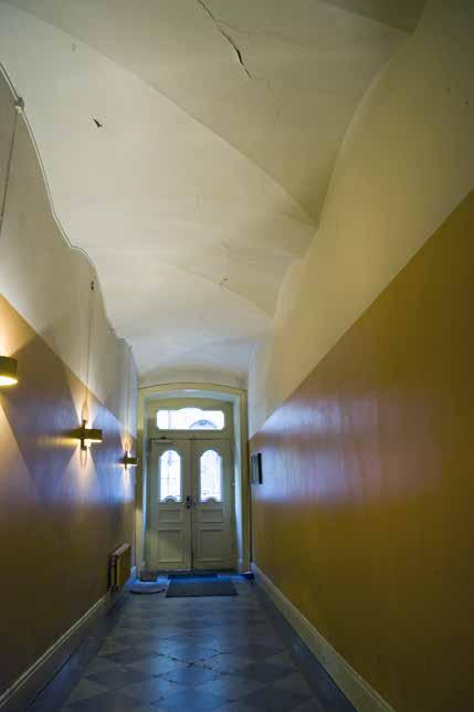 DEN KRYSSVÄLVDA PORTGÅNGEN UPPFÖRDES 1780 OCH BEVARAR EN ÅLDERDOMLIG KARAK- TÄR. FOTO: J. MALMBERG. i området väster om Stora Nygatan.