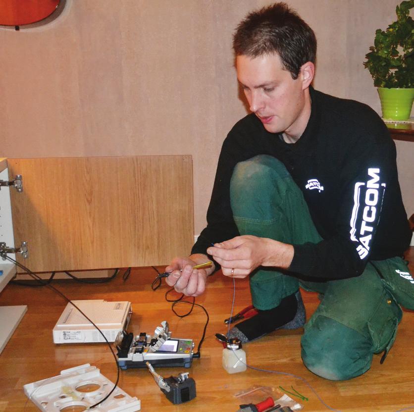 högtrycksluft in fiberkabeln genom det rör du grävt ned. Kabel dras sedan in i huset och ansluts i en fiberkonverterare.