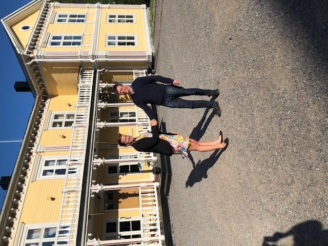Ordförande Linda och regionchef Teres på plats hos ägarna av Frevisörens Camping i Kalix.