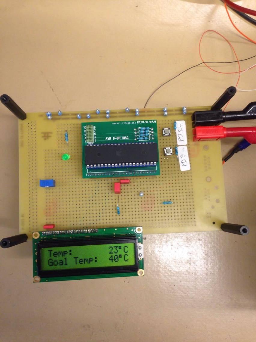 Figur 2, närmare vy över display, processor och knappar Diskussion och slutsatser Sammanfattningsvis lyckades själva prototypbygget väl, men inte helt perfekt.