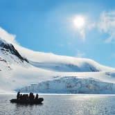 I denna spektakulära bukt njuter vi av storslagna vyer över snötäckta bergstoppar och Vasil evbreens mäktiga glaciärfront.