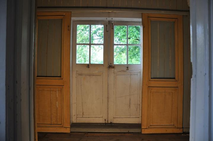 Dörrarna tillkom troligen under 1800-talets slut i samband med att det inte gick att få
