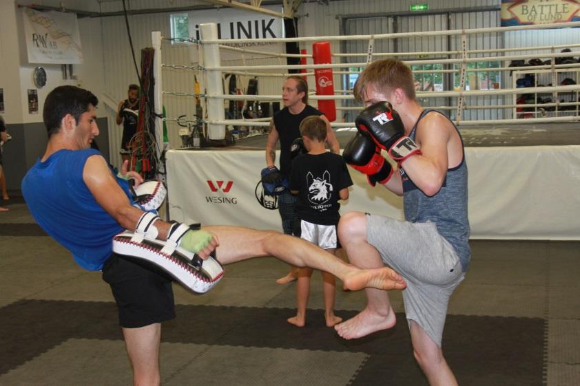 med relationer i gruppen. För det första så är thaiboxning en individuell sport som tränas i grupp.