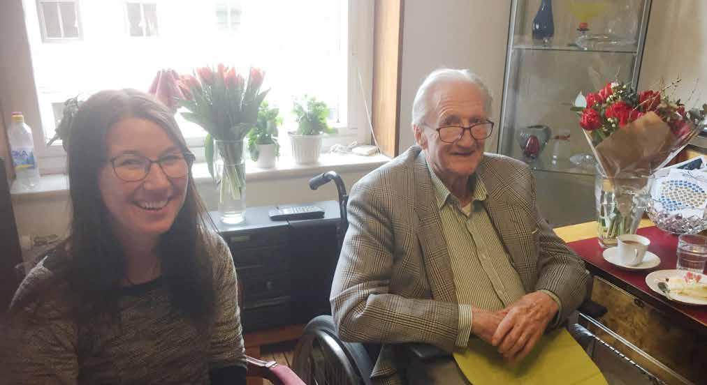 HEMBESÖK HOS EN GLAD 94-ÅRING Foto: Anette Johansson SENIOR EN TISDAG I MÅNADEN Inom seniorverksamheten är Tisdagsträffen den huvudsakliga verksamheten, där alla daglediga är välkomna en tisdag i