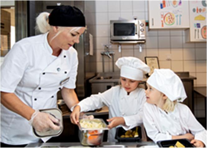 Skola, förskola och fritids Skolan är den plats där flest måltider serveras Kostnadsfria måltider i skolan I förskola och fritids kan det även serveras frukost och mellanmål