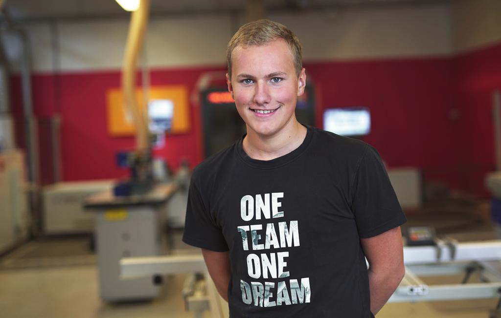 Hampus Wigren, 18 år, läser finsnickeri på Tau-Learning Det är kul att arbeta med trä.