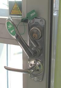 magnetuppställning branddörrstängning UTRYMNING Utrymningsvägar På varje våningsplan finns uppsatta utrymningsplaner som visar utrymningsvägar, utplacerade släckredskap,