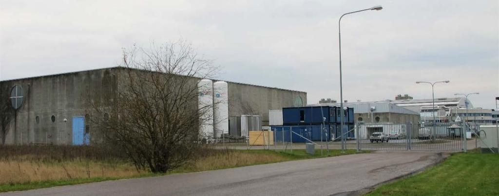 torrskorpelera och lera ovan friktionsjord som vilar på berg. Bergets överyta har påträffats mellan 9 och 15 m under befintlig markyta. Djup till berg och lerans mäktighet ökar i riktning åt söder.