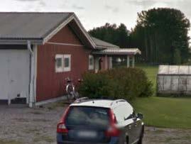 274 5131 Hamnar mitt i häck nedanför garagetak.