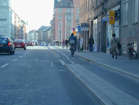 Cykelbana till och från Gröndal Vägverket har under 2000 breddat gångförbindelsen på Gröndalsbron (Essingeleden) så att dubbelriktad cykeltrafik nu är möjlig.