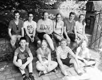 6 Amtsblatt der Gemeinde Heroldstatt 18. Juni 2015, Nummer 25 durch das Tiefental zum ersten Zwischenstopp, der Blockhütte. Dort stärkten sie sich im Schatten der Bäume mit allerhand Grillgut.
