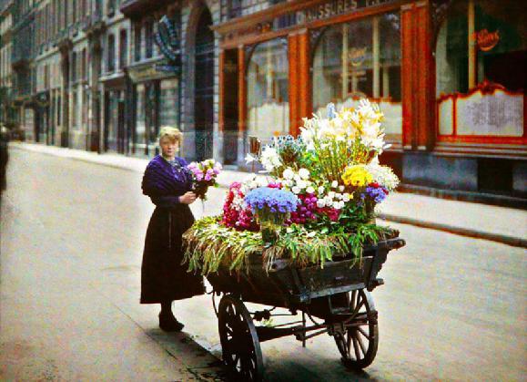 Christina in Red, 1913 Flower Street Vendor, Paris, 1914 Se fler gamla bilder via
