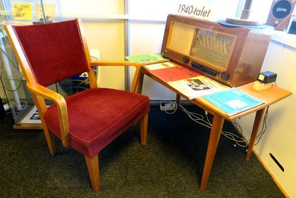 5 Berättelsen om en stol Lars Hallin har skänkt Radiomuseet en fin stol till DX-hörnan och beskriver här dess långa historia. Stolen är tillverkad av Edsbyverken i Augusti 1961.