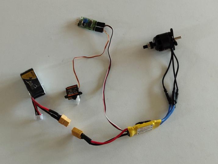 Kontakter Alla ESC har inte kontakter. Jag har bytt batterikontakter till XT-60. XT30 fungerar också bra och sitter redan på det föreslagna batteriet. Dock behövs en hankontakt till ESC.