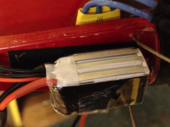 Batteriet är fäst med självhäftande kardborre (Kjell&Company