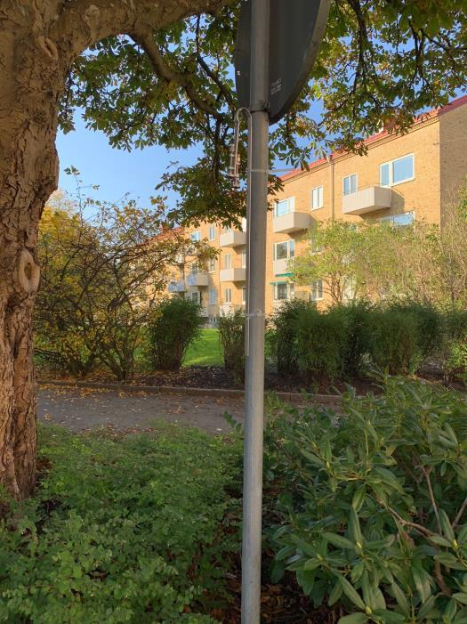 gardinstång i ett sovrum på första våningen i ett fönster i anslutande bostadshus som låg i nordöstlig riktning. Figur 6. Bild på uppsatt diffusionsprovtagare vid Bögatan. 4.3.