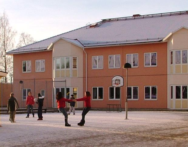 Kilafors skola Förskoleklass: 18 barn Grundskola åk 1-9: 262 elever Fritidshem: 69 barn Kilafors skola Skolgatan 5 823 30 Kilafors Exp: Ingrid Lindblom Rektor Ola Åberg ingrid.lindblom@bollnas.se ola.