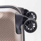 Reptålig yta. 2 pack-väggar för optimal packning. Nedsänkt, exklusivt TITAN TSA-kombinationslås. Butterfly interiör med 4 fickor. 7 års Virtually Unbreakable Garanti.
