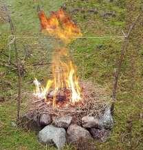 Vi har förberett en planka med hål i olika former där de som grupp ska tälja varsin pinne som passar.