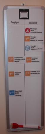 Symbolix* Planeringskalender för en dag hängs på vägg, upphängningstillbehör medföljer. Kalendern är magnetisk och går att skriva på med whiteboard penna.