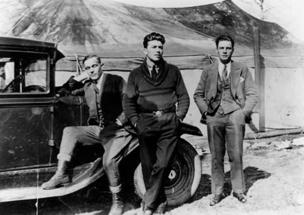 På framskärmen till Bio-Nisses personbil Chevrolet 1929 sitter telereparatör och dragspelare Erik