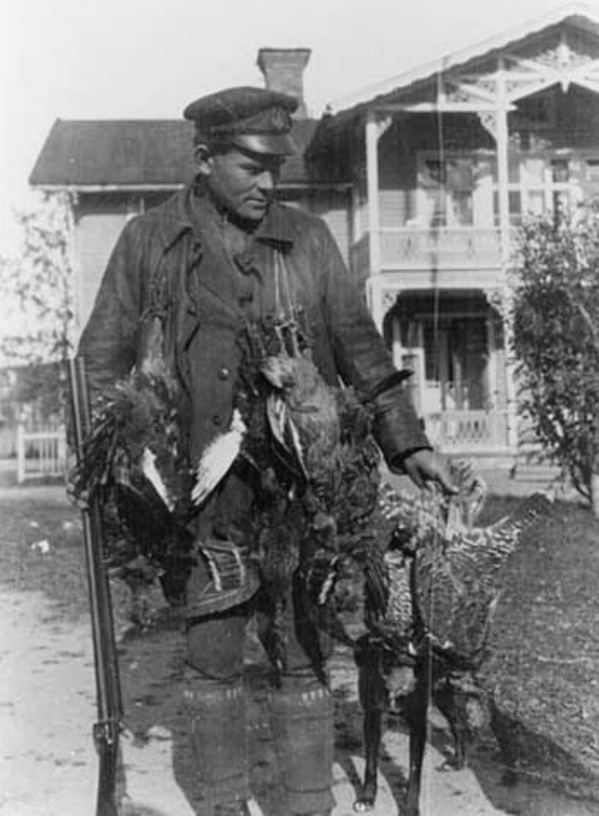 fiolspelare från Strömsund. Bakom syns biotältet. Bilden är tagen 1934 i Ormsjö norr om Dorotea.
