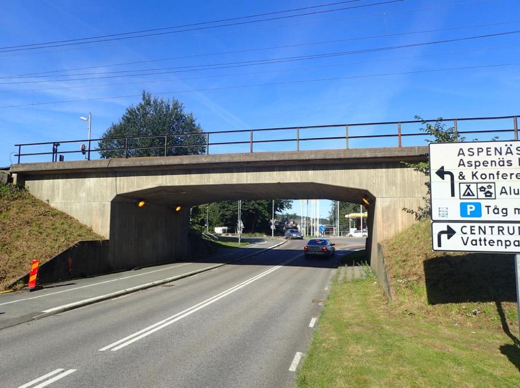 plattram med överbyggnaden utformad som ett dubbeltråg.