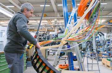 Beställningar och frågor: Kundservice 0155-777 80 Fokus: ÖLFLEX CONNECT SLÄPKEDJORNA FÖR BYSTRONIC GLASS INNEHÅLLER STRÖM- OCH STYRKABLAR, BUSSKABLAR SAMT ÄVEN SLANGAR FÖR ANDRA MEDIER.