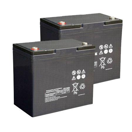 Kåpan sitter ganska tajt för att smuts och dylikt inte ska kunna leta sig in, så man kan behöva ta i lite grann. 1) Placera båda batterierna under batterikåpan.